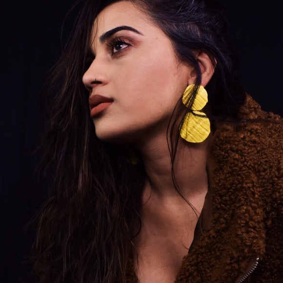 WELCOME TO MY CLOSET! ❤️ - Picture 4 of 7